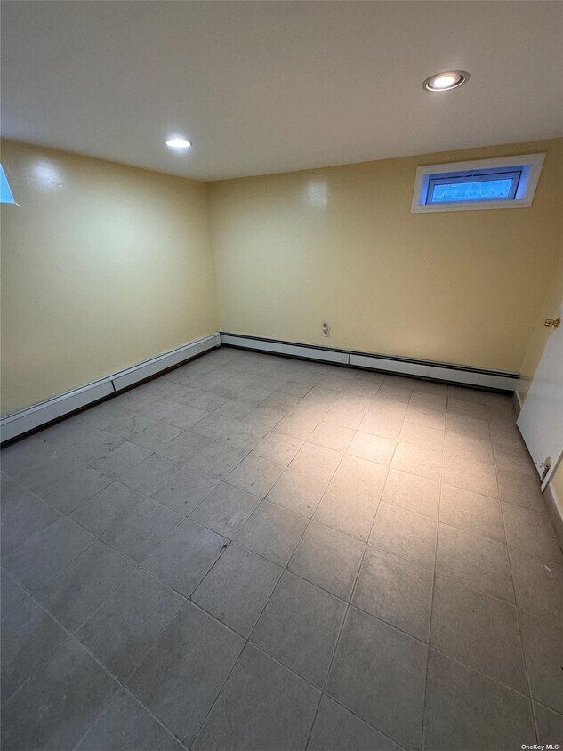 11 Sunnyside Ave, Hempstead, NY 11550 Room for Rent in Hempstead, NY