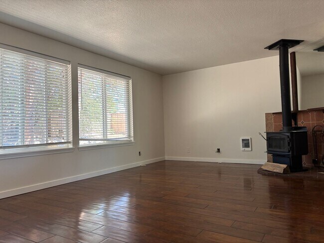 Building Photo - 3 BR/2BA Home In Tamarack Park East