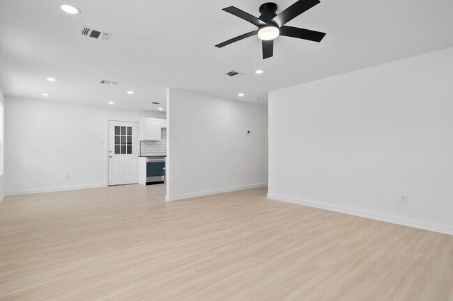 Building Photo - 213 Lazy Ln