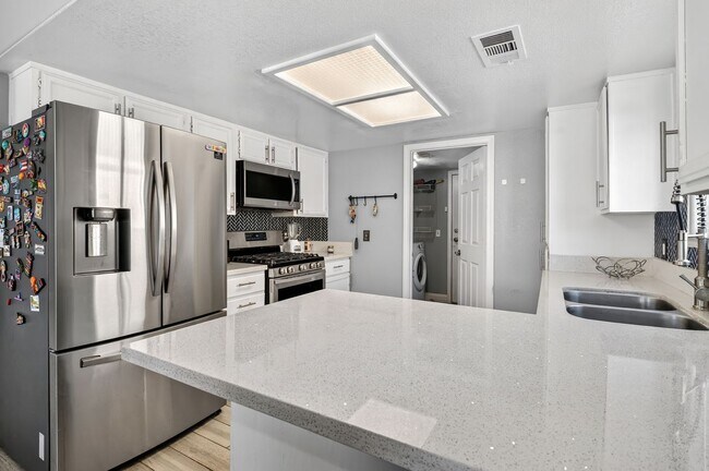 Foto del edificio - Charming Two Story Home Located in North Las Vegas