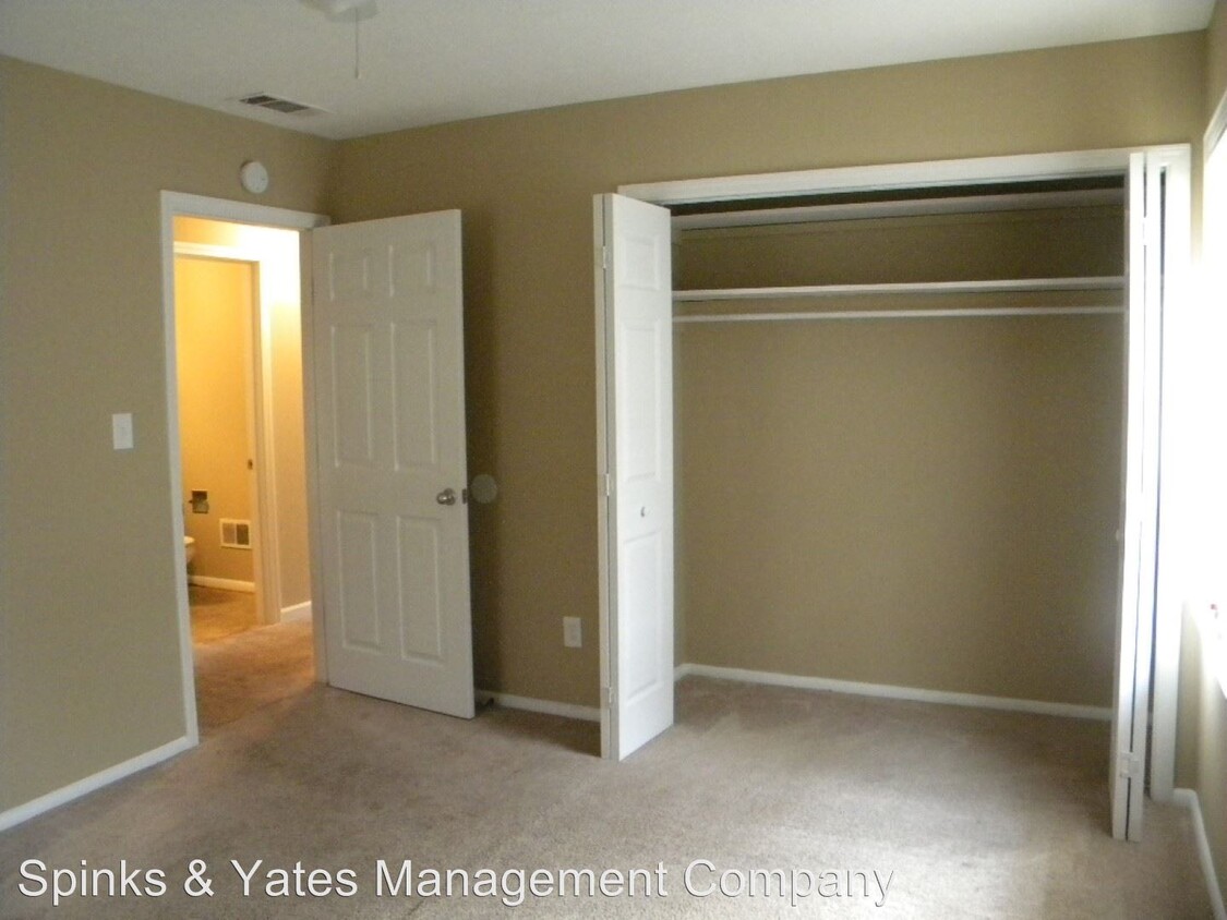 Building Photo - 306-310 Country Club Rd