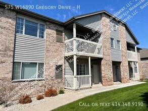 Building Photo - S75W16890-W16890 Gregory Dr