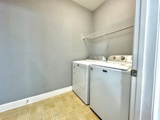 Building Photo - 200 Gateway Condos Dr