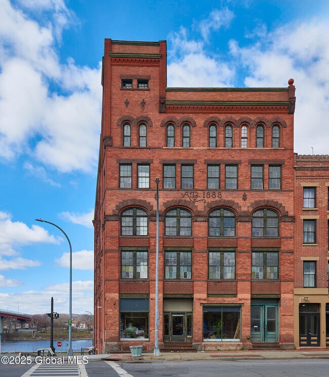 Building Photo - 155 River St