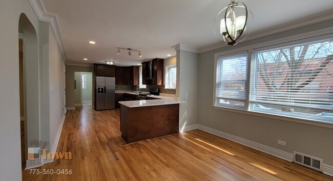 Building Photo - 5346 N Francisco Ave