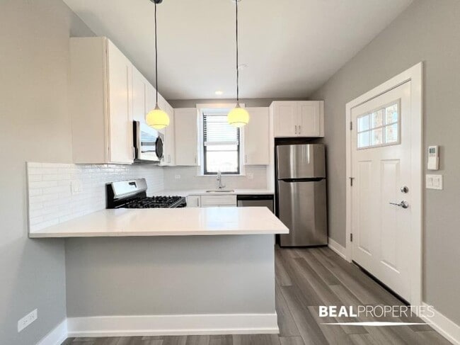 Building Photo - 2 bedroom in CHICAGO IL 60613