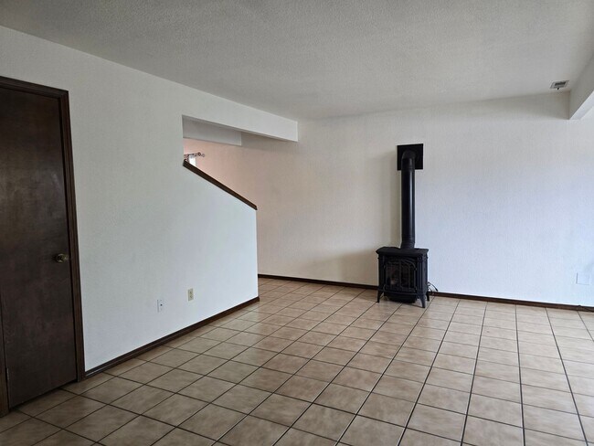 Building Photo - Two Story 3 Bedroom Home For Rent in Beckl...