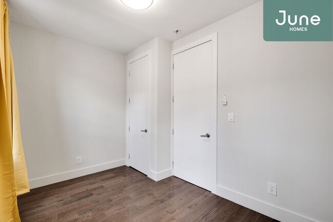 Building Photo - Queen room in 3-bed/1.5-bath Home