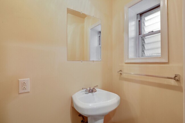 Building Photo - Three Bedroom Graduate Hospital Home with Roof Deck!