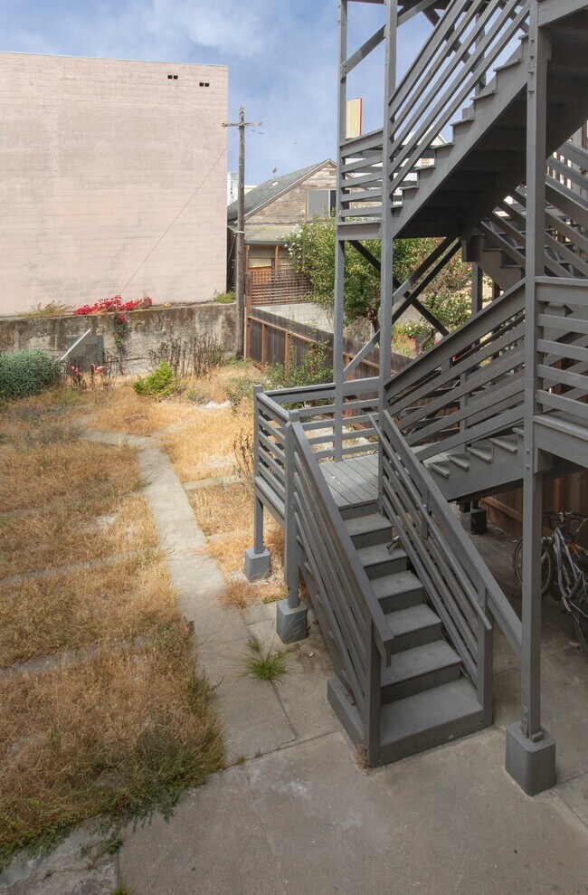 Yard - 648-652 S Van Ness Ave