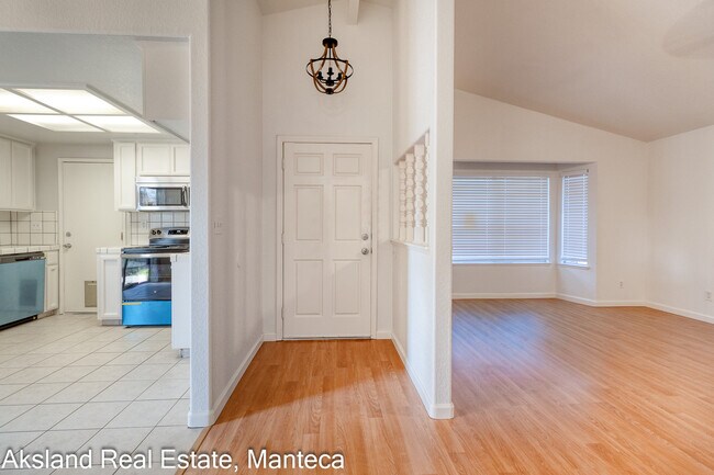 Foto del edificio - 15046 Cambridge Dr