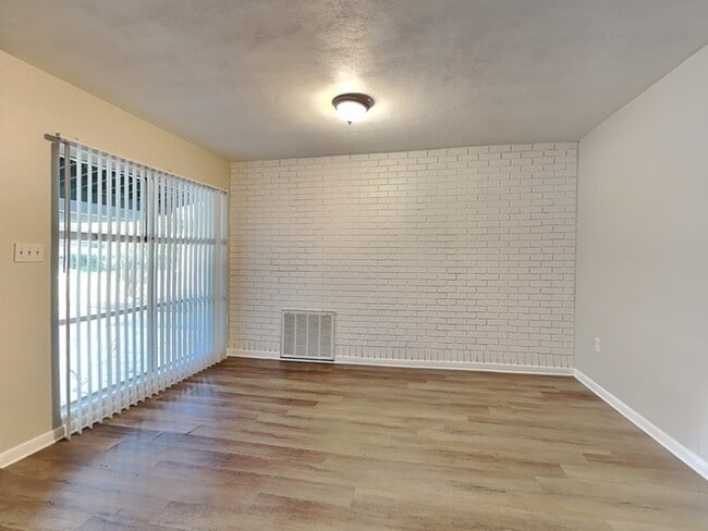 Foto del edificio - 1627 N Powers Dr