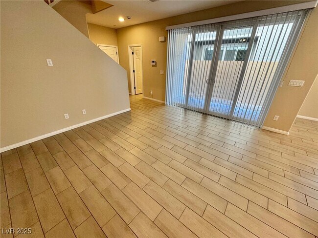 Building Photo - 4565 Queens Hl St
