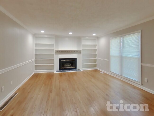 Foto del edificio - 100 Hillcrest Point