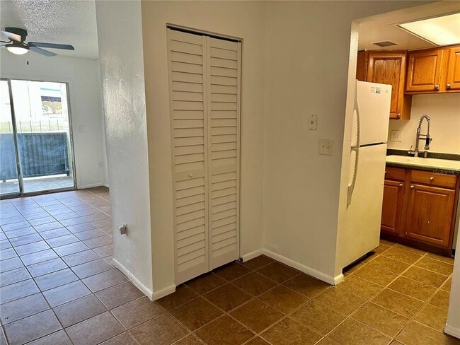 Building Photo - 946 N Lake Destiny Rd