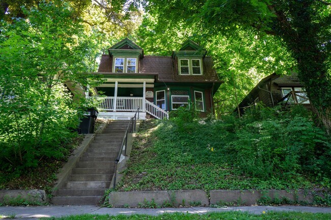 Building Photo - Available 6/1/25 Single Family Home Near C...