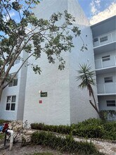 Building Photo - 9440 Live Oak Pl