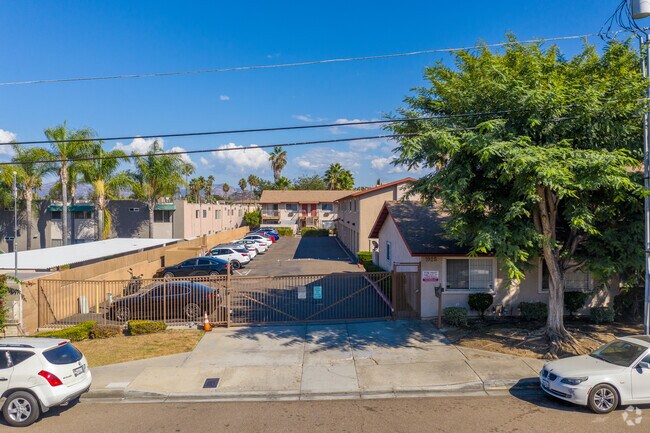 Entrance - 1025 Estes St