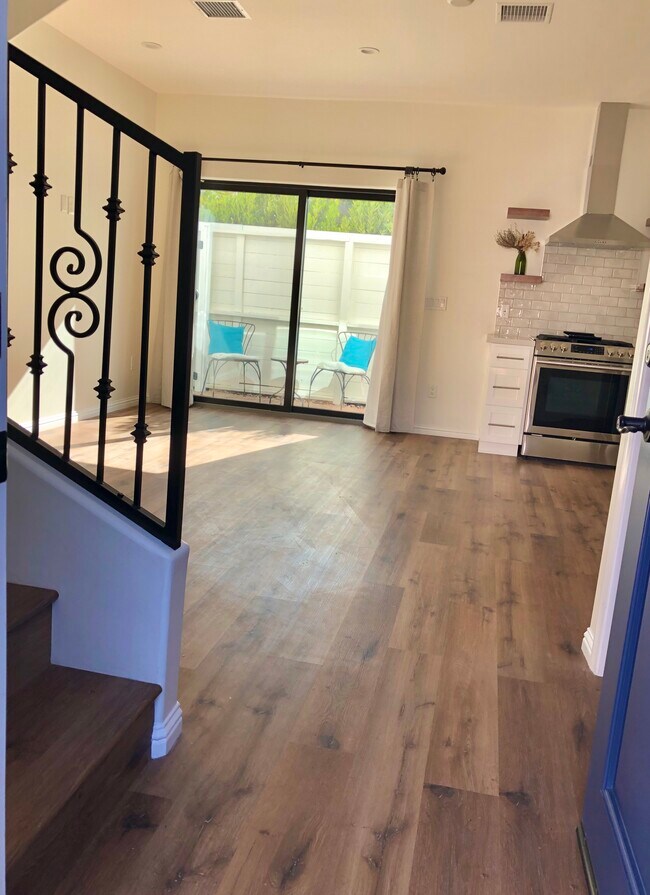 Sala de estar de espacio abierto - 2311 Selby Ave