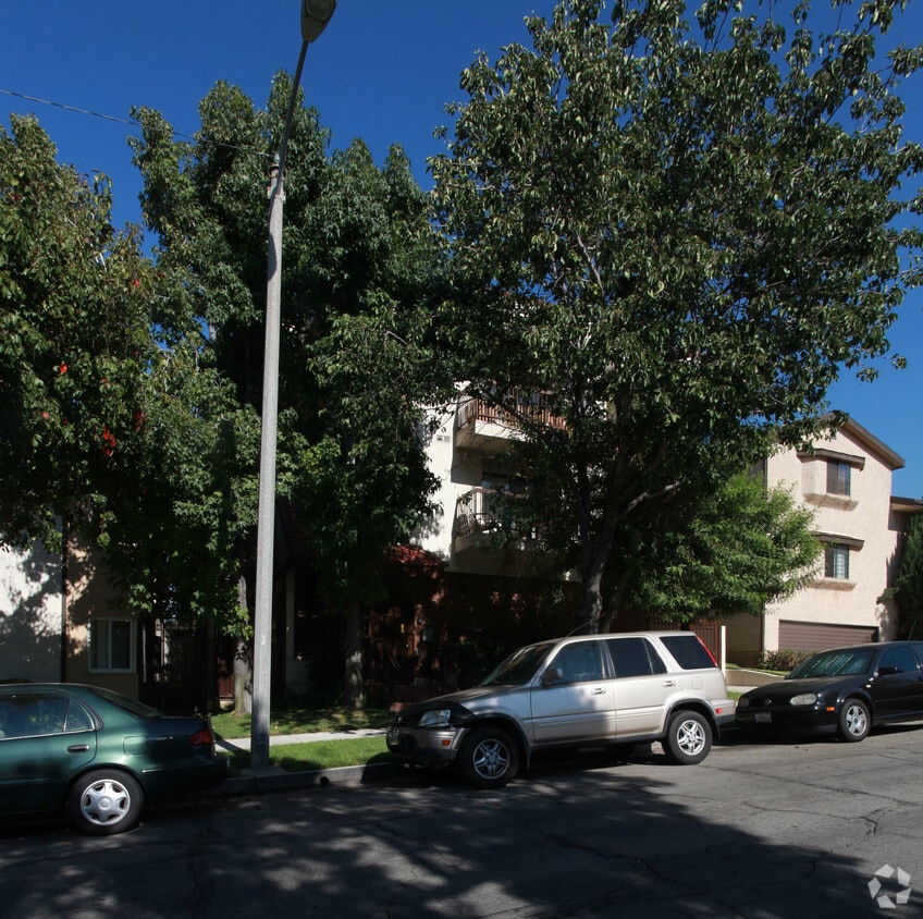 Building Photo - 623 E Cypress Ave