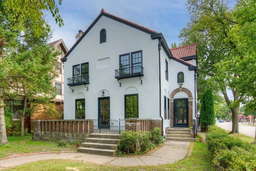 Primary Photo - 2056 Summit Ave