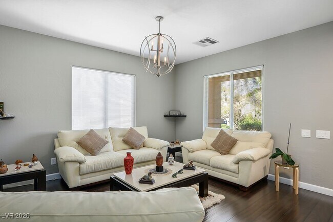 Foto del edificio - 2589 Chateau Clermont St