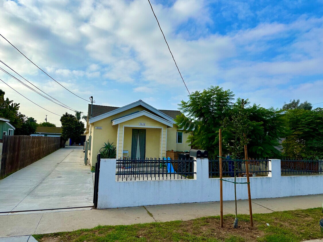 Foto principal - 3828 W 105th St