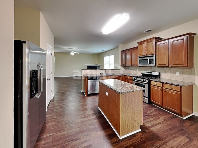 Building Photo - 850 Stonehaven Rd SW