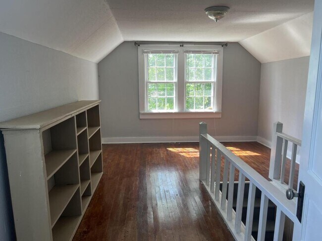 Foto del edificio - 749 E Spring St