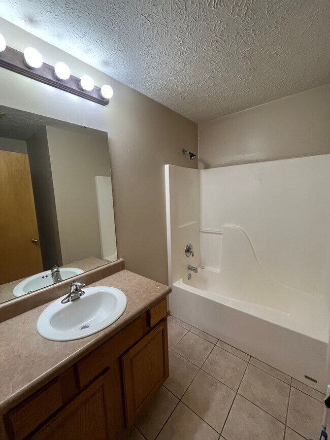 Foto del edificio - 3 bedroom 2 bath home in Ozark!  AVAILABLE NOW!