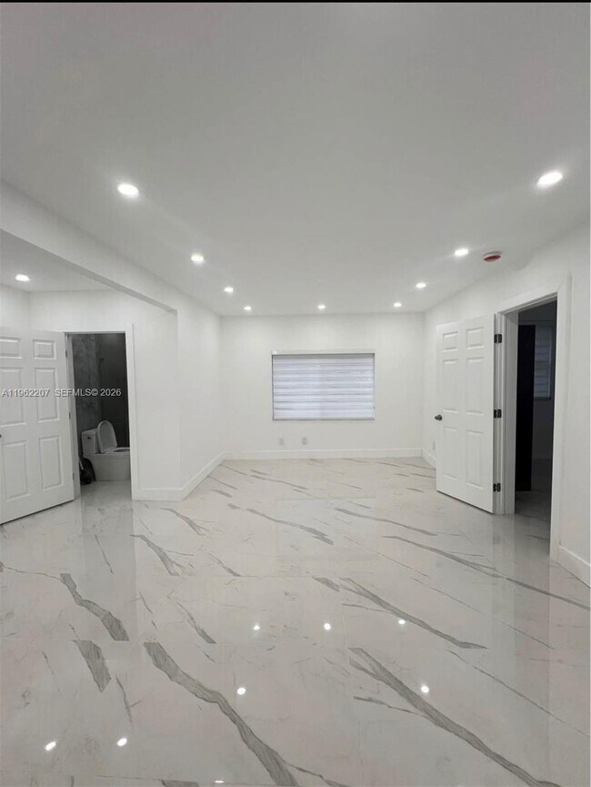 Building Photo - 1015 S 17th Ave