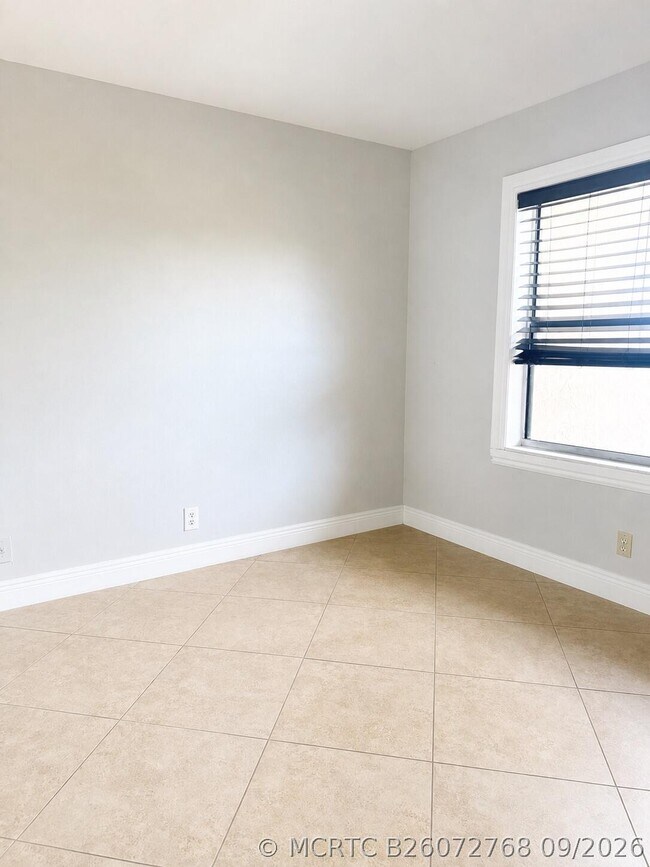Building Photo - 6716 Palmetto Cir S