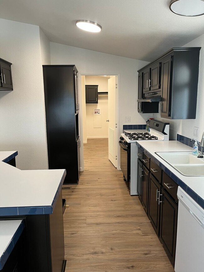 Building Photo - 2 Bedroom country home