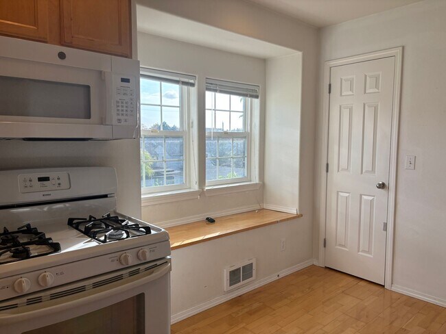Building Photo - Light Filled Townhome - A Commuters Dream ...