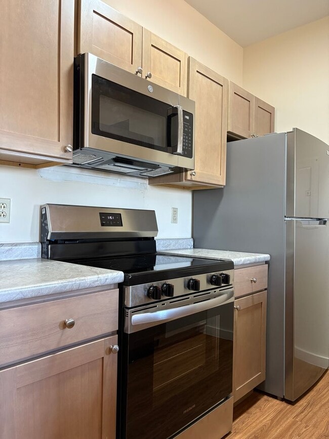 Building Photo - UPSCALE 2-BEDROOM WITH PRIVATE BALCONY!