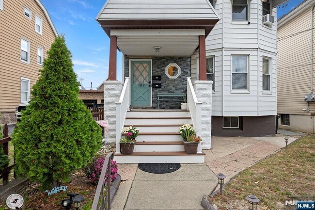 Foto del edificio - 197 Maple Ave