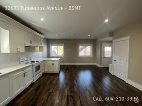 Building Photo - 32633 Tunbridge Ave