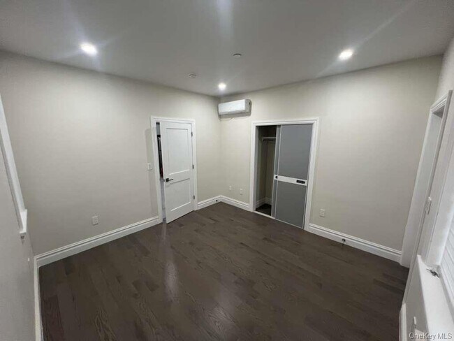 Foto del edificio - 61-14 Cloverdale Blvd