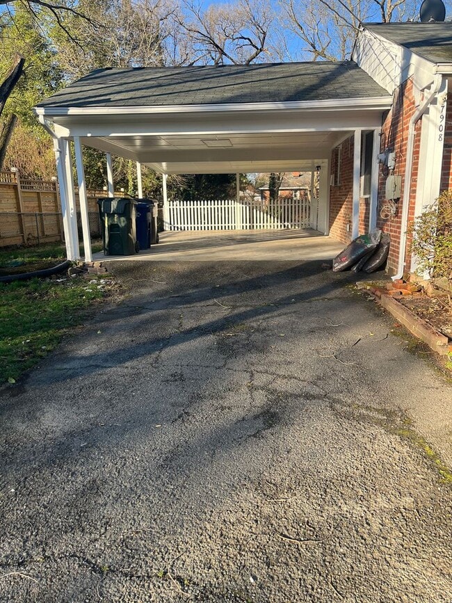 Foto del edificio - 7908 Wellington Rd