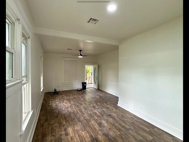 Building Photo - 149 S Dixon Ave