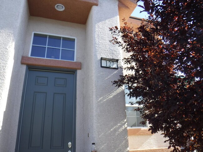 Foto del edificio - 3 BEDROOM HOME IN GATED COMMUNITY WITH COM...
