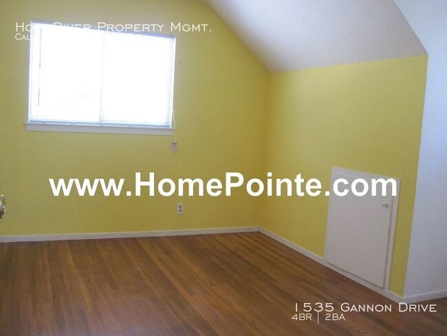 Foto del edificio - 2 Level 4 bed/2 bath home w/ large yard!