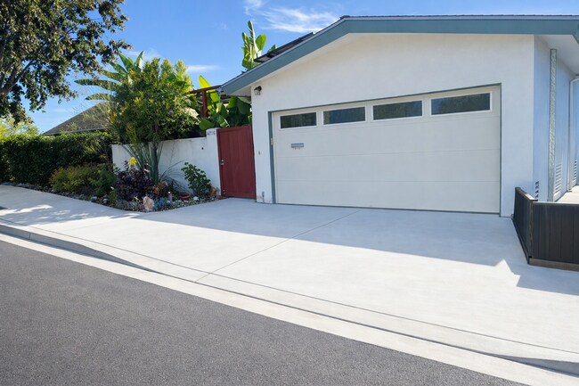 Foto del edificio - HILLCREST TRIPLEX