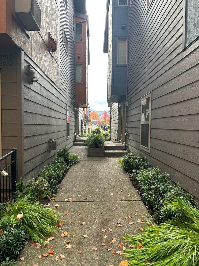 Building Photo - GORGEOUS TOWNHOME AVAILABLE NOW IN ST JOHN...