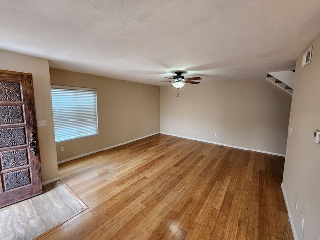 Foto del edificio - 2 Bedroom, 1.5 Bath End Unit In Clairemont