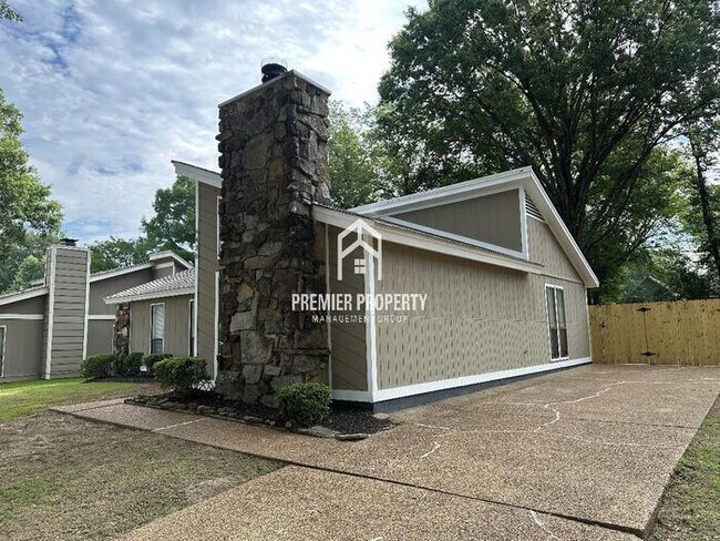 Building Photo - 4430 Crescent Park Dr