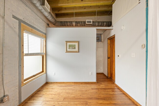 Foto del edificio - 1500 E Madison St