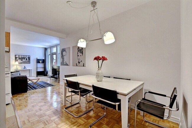 Building Photo - 4846 Rue Sainte-Catherine E