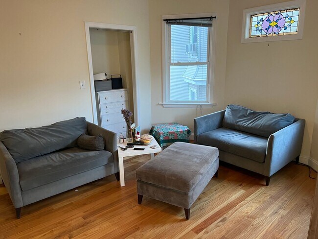 Foto del edificio - Jamaica Plain Two Bed Apartment Available ...