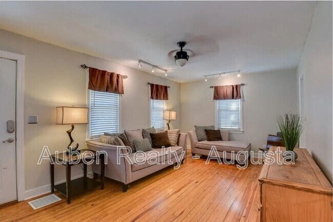 Foto del edificio - 1842 Crossland Ave